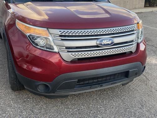 Photo 3 of 10 of 2014 Ford Explorer Base