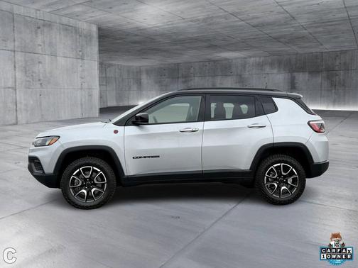 Silver Zynith Metallic Clearcoat 2025 Jeep Compass Trailhawk