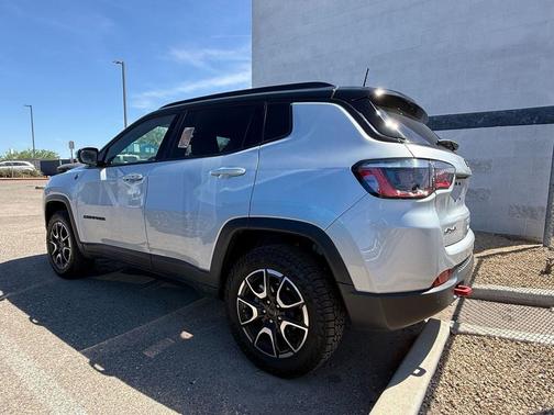 Silver Zynith Metallic Clearcoat 2025 Jeep Compass Trailhawk