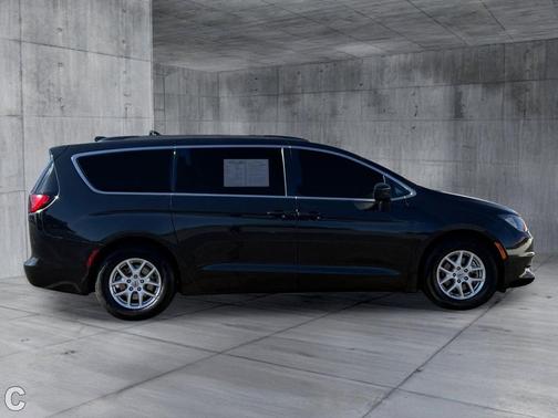 Brilliant Black Crystal Pearlcoat 2021 Chrysler Voyager LXI