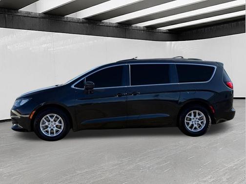 Brilliant Black Crystal Pearlcoat 2021 Chrysler Voyager LXI