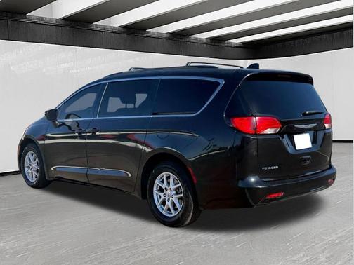 Brilliant Black Crystal Pearlcoat 2021 Chrysler Voyager LXI