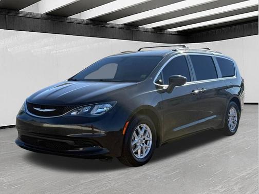 Brilliant Black Crystal Pearlcoat 2021 Chrysler Voyager LXI