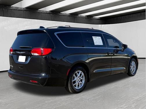 Brilliant Black Crystal Pearlcoat 2021 Chrysler Voyager LXI