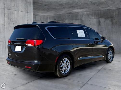 Brilliant Black Crystal Pearlcoat 2021 Chrysler Voyager LXI