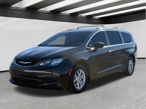 Brilliant Black Crystal Pearlcoat 2021 Chrysler Voyager LXI