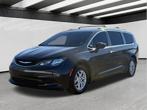 Brilliant Black Crystal Pearlcoat 2021 Chrysler Voyager LXI