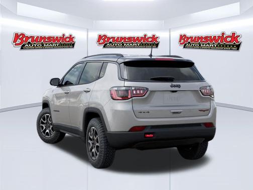 Silver Zynith Metallic Clearcoat 2026 Jeep Compass Trailhawk
