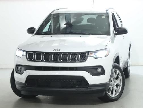 Bright White Clearcoat 2024 Jeep Compass Latitude Lux