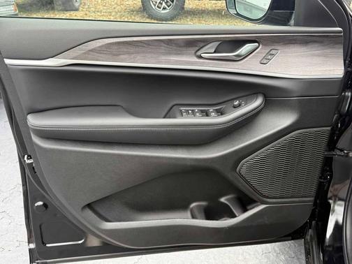 Diamond Black Crystal Pearlcoat 2025 Jeep Grand Cherokee Limited