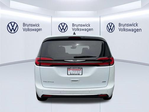 Bright White Clearcoat 2023 Chrysler Pacifica Touring L