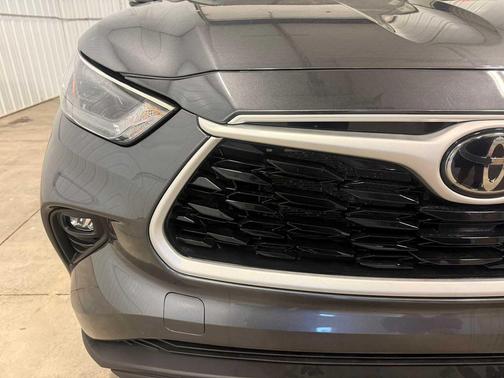 Magnetic Gray Metallic 2023 Toyota Highlander XLE