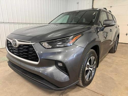 Magnetic Gray Metallic 2023 Toyota Highlander XLE