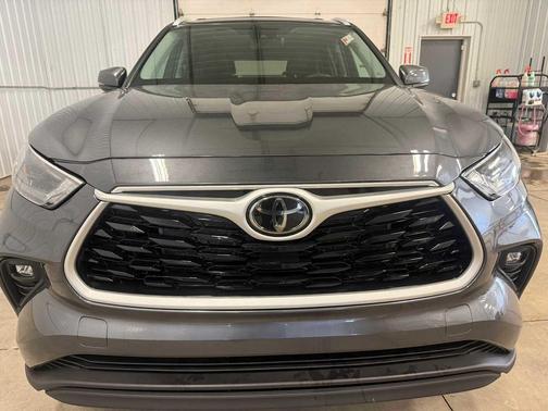 Magnetic Gray Metallic 2023 Toyota Highlander XLE