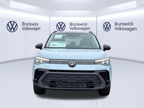 Monument Gray w/Deep Black Roof 2026 Volkswagen Taos SE Black