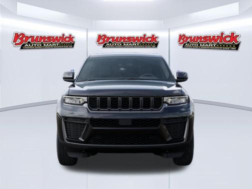 Diamond Black Crystal Pearlcoat 2026 Jeep Grand Cherokee Altitude