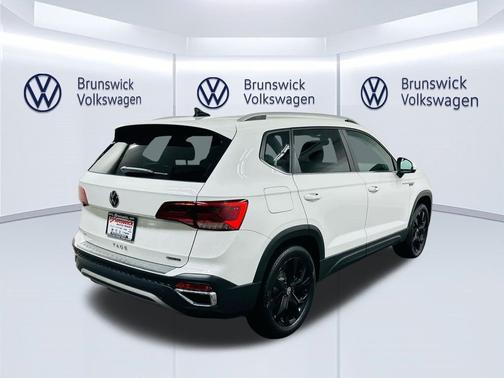 Pure White 2023 Volkswagen Taos 1.5T SE
