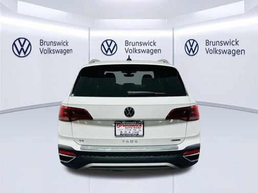 Pure White 2023 Volkswagen Taos 1.5T SE