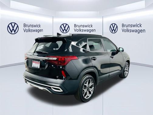 Cherry Black 2022 Kia Seltos EX