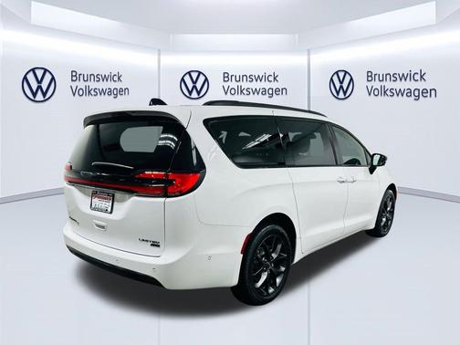 Bright White Clearcoat 2023 Chrysler Pacifica Limited