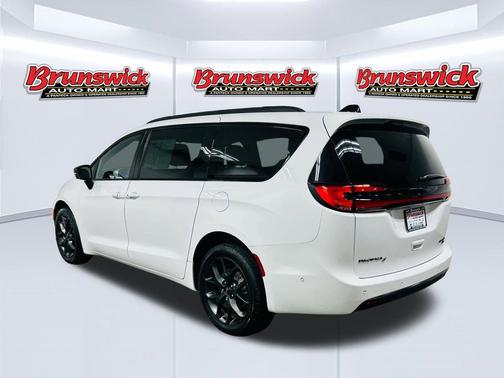 Bright White Clearcoat 2023 Chrysler Pacifica Limited