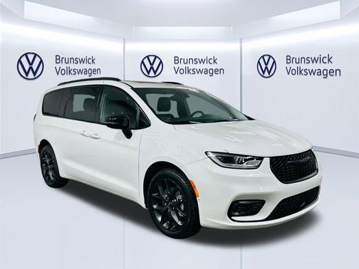 Bright White Clearcoat 2023 Chrysler Pacifica Limited