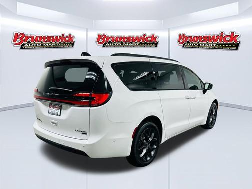 Bright White Clearcoat 2023 Chrysler Pacifica Limited