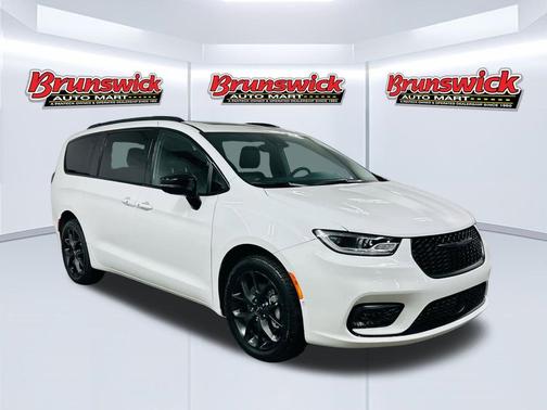 Bright White Clearcoat 2023 Chrysler Pacifica Limited