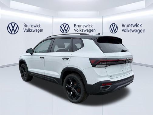 Pure White w/Deep Black Roof 2026 Volkswagen Taos SE Black