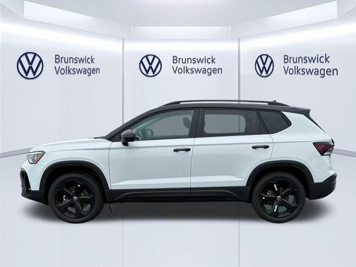 Pure White w/Deep Black Roof 2026 Volkswagen Taos SE Black