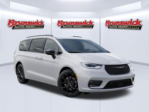 Bright White Clearcoat 2026 Chrysler Pacifica L
