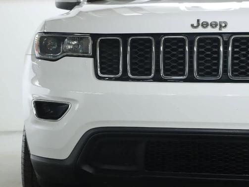 Bright White Clearcoat 2021 Jeep Grand Cherokee Laredo