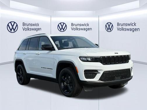 Bright White Clearcoat 2023 Jeep Grand Cherokee Altitude