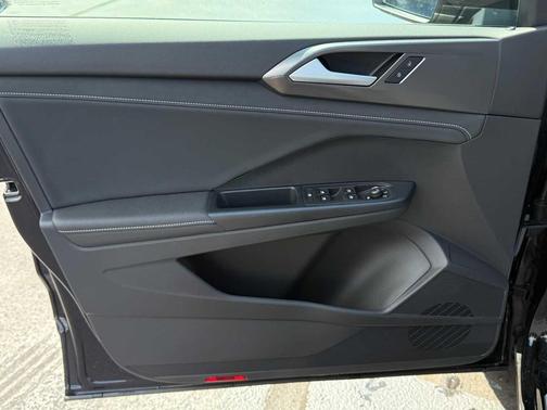 2025 Volkswagen Taos 1.5T SE Black
