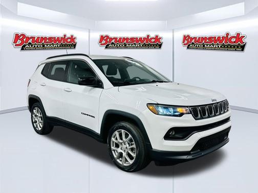 Bright White Clearcoat 2024 Jeep Compass Latitude Lux