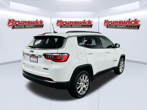 Bright White Clearcoat 2024 Jeep Compass Latitude Lux
