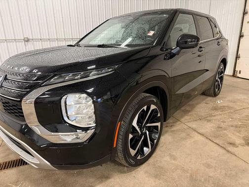 Labrador Black Pearl 2024 Mitsubishi Outlander SE 2.5 S-AWC