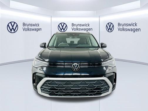 Deep Black Pearl 2025 Volkswagen Taos 1.5T SE