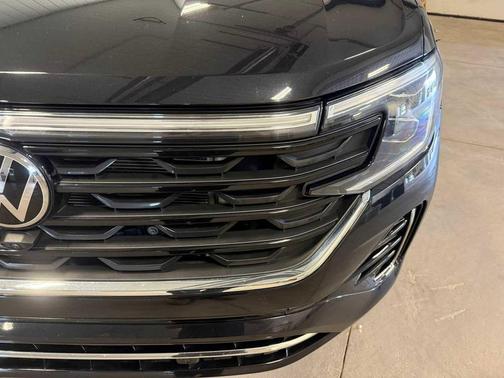 Deep Black Pearl 2024 Volkswagen Atlas 2.0T SEL Premium R-Line 4MOTION