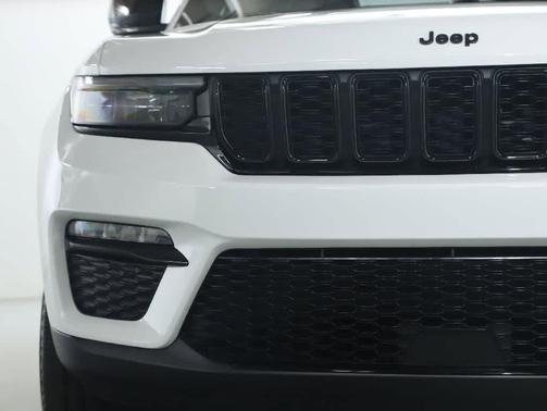 Bright White Clearcoat 2025 Jeep Grand Cherokee Limited