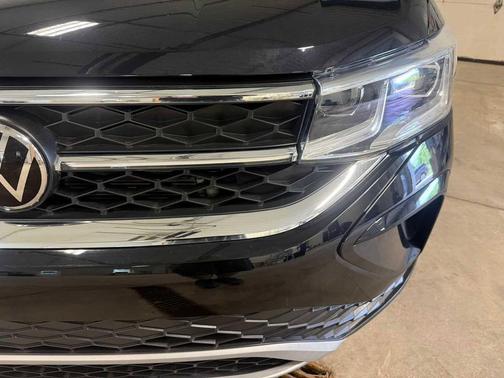 Deep Black Pearl 2023 Volkswagen Taos 1.5T SEL