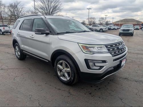 INGOT SILVER METALLIC 2017 Ford Explorer XLT