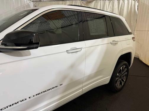 Bright White Clearcoat 2023 Jeep Grand Cherokee Overland