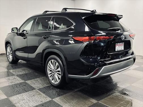 2023 Toyota Highlander Hybrid Platinum