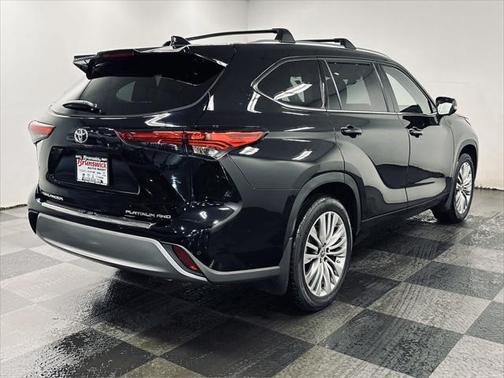 2023 Toyota Highlander Hybrid Platinum