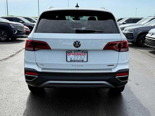 Pure White 2024 Volkswagen Taos 1.5T SE