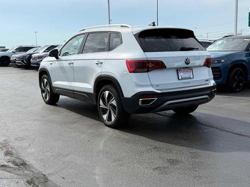 Pure White 2024 Volkswagen Taos 1.5T SE