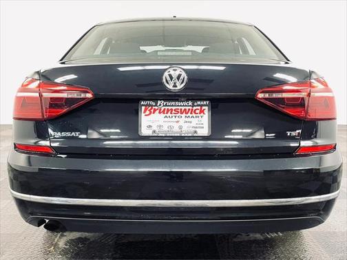Deep Black Pearl Metallic 2018 Volkswagen Passat 2.0T S