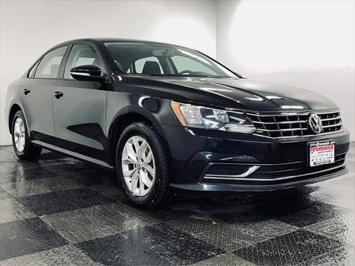 Deep Black Pearl Metallic 2018 Volkswagen Passat 2.0T S