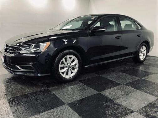 Deep Black Pearl Metallic 2018 Volkswagen Passat 2.0T S